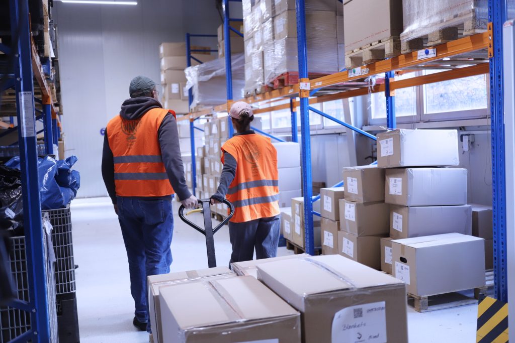 Unterstützung bei der Sortierung von Materialspenden