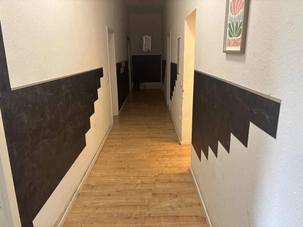 Erneuerung einer Wandverkleidung in unserer Jugendwohngruppe