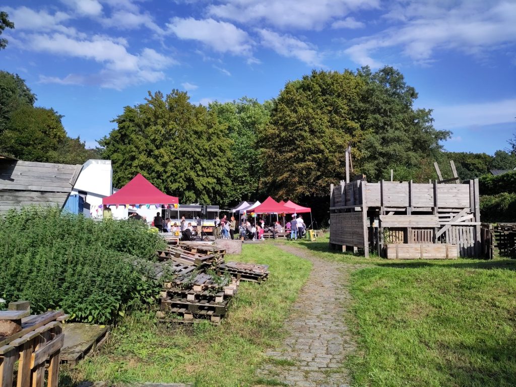Vorbereitende Maßnahmen für den Hüttenbau (Abenteuerspielplatz TAL 47 Rahm)